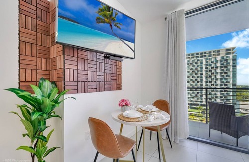Doral Condo | Stylish Studio | Pool View | Downtown Doral' Heart