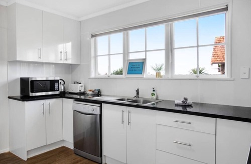 Greenlane - Ellerslie House | Sunlit Glow Spacious 5BR Home on Ladies Mile