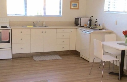Tauriko Apartment | Sunny modern private apartment near the city