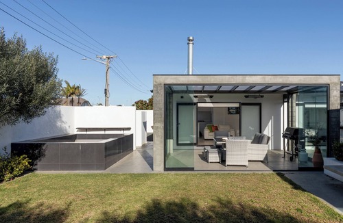 Mount Maunganui House | The Corporate Box by Beyonder - Private 2-Bedroom Retreat with Heated Plunge Pool, Covered Outdoor Entertaining, Secure Parking, and Steps from Beach & Amenities