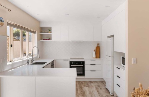 Papamoa Beach Resort | The Dune House -Spacious Family-Friendly Retreat Steps from Papamoa Beach, Perfect for Groups up to 10 with Sun-Filled Deck, Flexible Layout, Outdoor Shower, and Easy Access to Local Dining, Shops & Scenic Walks