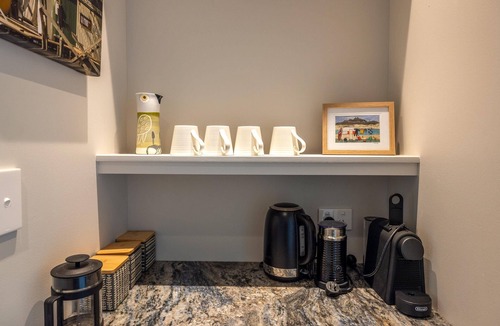 Waiheke Island Apartment | The Keep at Woodside Bay - The Keep at Woodside Bay is a private coastal retreat with direct walkway to Woodside Bay. Two king bedrooms sit at opposite ends of the open-plan living, kitchen and bar area. Enjoy expansive bay views, high-speed internet