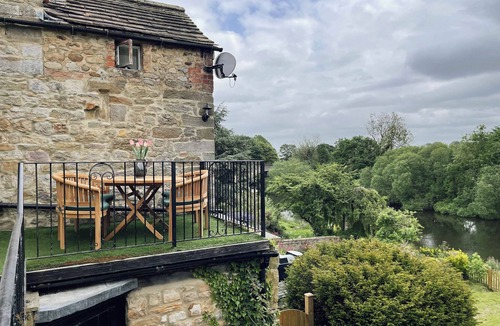 West Tanfield Cottage | The Little Chantry 14th Century Cottage Hot Tub Pet Friendly