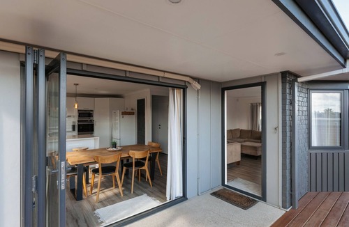 Mount Maunganui House | The Surfside Villa -2-Bedroom Home in Mount Maunganui – Just Steps from the Beach and Tay Street Café, Featuring an Outdoor Deck with BBQ, Fully Equipped Kitchen, and Modern Bathroom