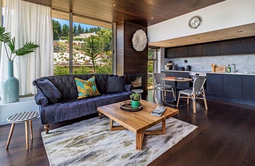 Somerset West Condo | The ultimate venue to relax & enjoy the views close to restaurants, wine farms,