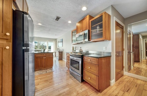 Saugatuck House | This recently remodeled two bedroom condo offers the best of everything! Downtown Saugatuck