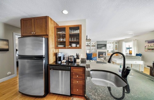 Saugatuck House | This recently remodeled two bedroom condo offers the best of everything! Downtown Saugatuck