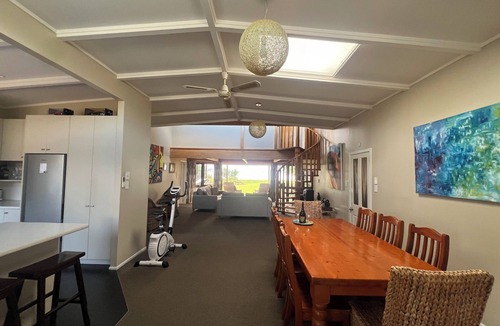 Hannahs Bay House | Tranquil Lake Side Retreat: Your Perfect Getaway In Holdens Bay