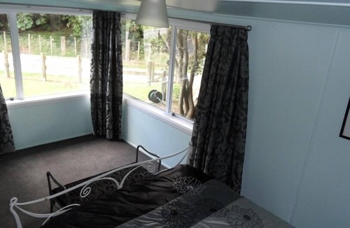 Ngongotaha Cottage | Tranquil Trees Comfy Farm Cottage Near Attractions