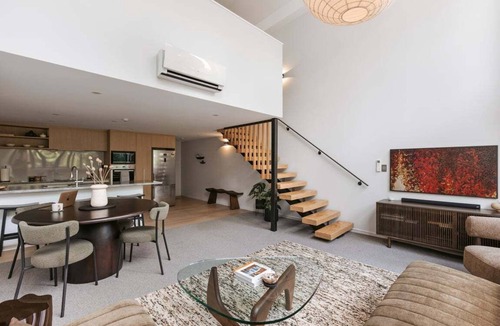 Mount Maunganui Resort | Tree Tops Loft - Stylish, Private 2-Bedroom Retreat in Mount Maunganui