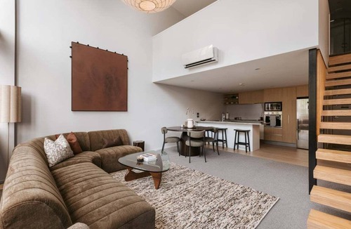 Mount Maunganui Resort | Tree Tops Loft - Stylish, Private 2-Bedroom Retreat in Mount Maunganui
