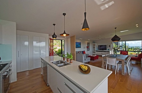 Oneroa Cottage | Two-Bedroom Luxury Vacation Rental with Vineyard Views near Auckland, New Zealand