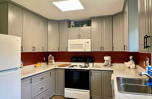 West Jefferson House | Views! Paved Road! KING & Queen beds! 1 FLOOR! 8 min to W Jeff, 30 min to Boone
