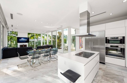 North Bay Village Villa | Villa Shore - Stunning Modern Villa on the Shores of Biscayne Bay