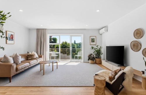 Remuera House | Water views, beautifully renovated. Quiet setting with lovely walks and cafes
