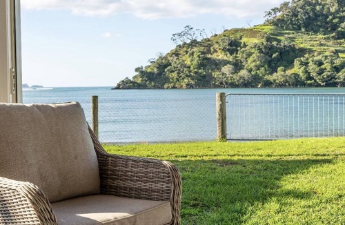 Pataua House | Waterfront 3-bedroom house + 3 bedroom cabin in beautiful Pataua South with WiFi
