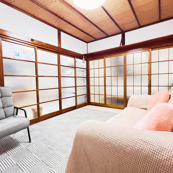 Independent villa located 9 minutes walk from the station, 13 minutes from Tokyo Station, and 14 minutes from Akihabara. Accommodates up to 6 adults and 1 infant. Three bedrooms, 77 square meters of private space.