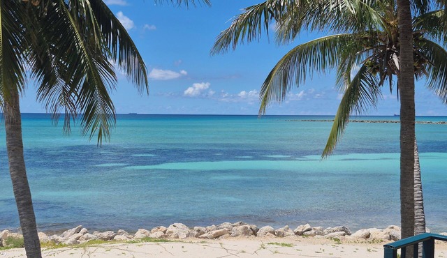 2-bedroom Townhouse in the Bahamas directly on the ocean, spectacular views.