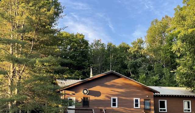 24 Guests Group Getaway House with large lawn