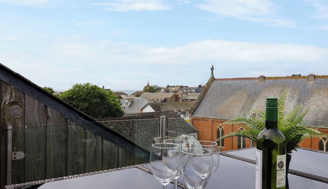 28 FORE STREET, pet friendly, with a garden in Seaton, Devon