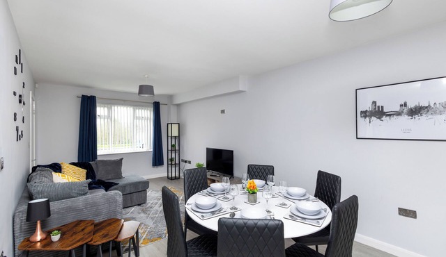 3 Bed 2.5 Bath | Free Parking | WiFi | Master En-suite | Fussball Table | Garden