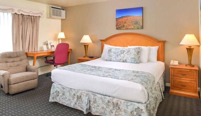 4 Spacious Units w/ FREE Parking and BFast, Pool, Minutes to Solvang Theaterfest