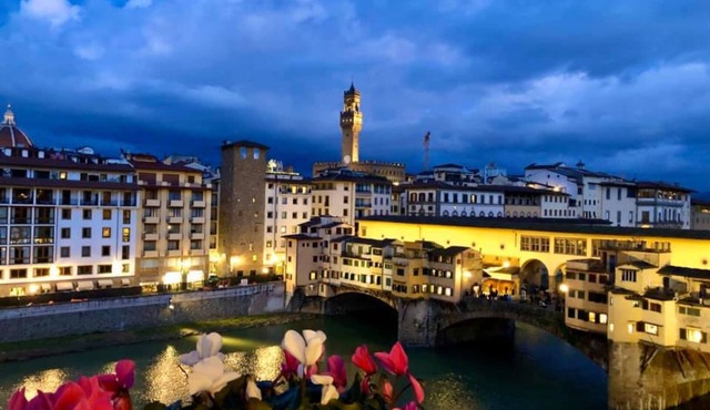 A STONE'S THROW FROM UFFIZI MUSEUM Apartment Florence Ponte Vecchio View Luxury