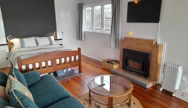 Absolute Beach Front, 25 mins from Wellington Sunset spa deck. Cosy Fire lounge.
