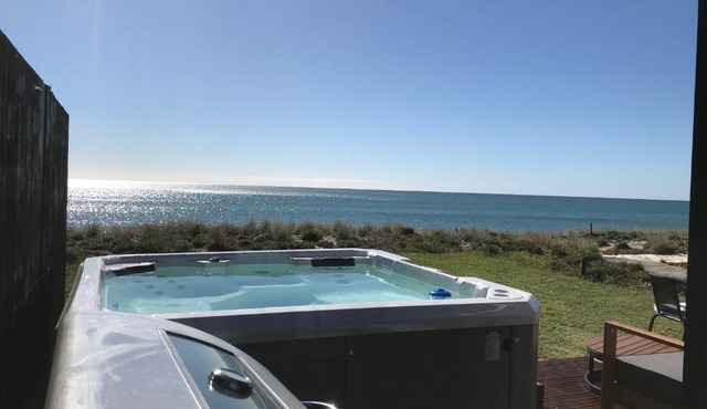 ABSOLUTE BEACHFRONT TINYHOUSE, STUNNING VIEWS, SPA POOL, BBQ, FREE WIFI AND SKY TV!!