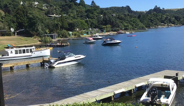 Absolute Lake edge, deep water jetty, sep chalet. Catch a trout off the Jetty.