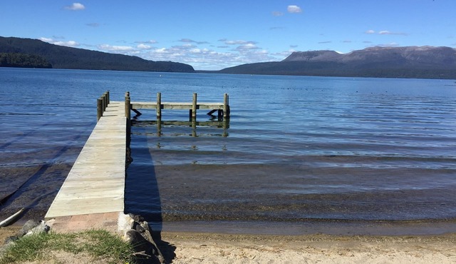 ABSOLUTE LAKE EDGE , FLAT LAWN, BEACH & JETTY