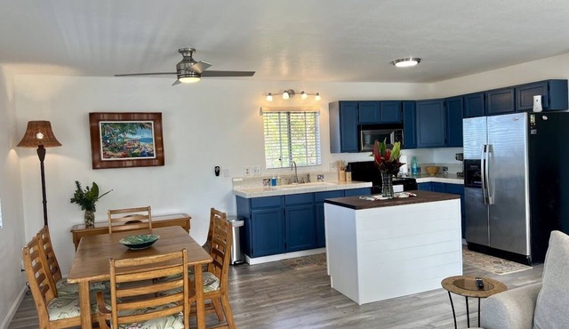 Afforable & quaint upstairs 2Bedroom 1Bath apartment with lanai and Ocean views