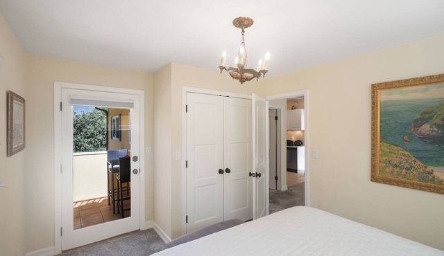 Affordable Executive Getaway — blocks to Beach and Funk Zone