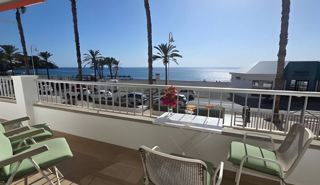 Apartment 'La Herradura' with Sea View, Wi-Fi and Air Conditioning