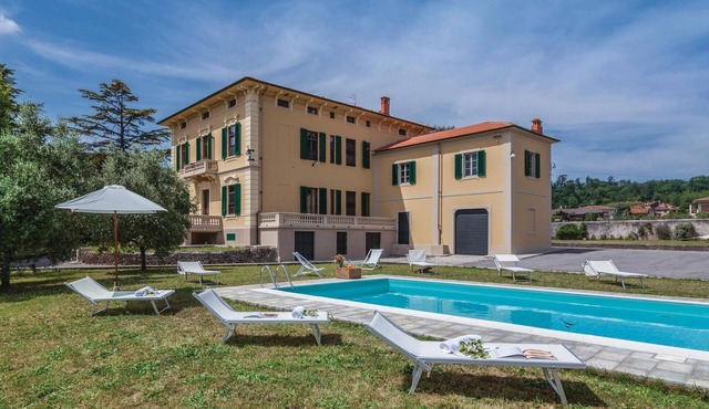 Awesome home in Lucca LU