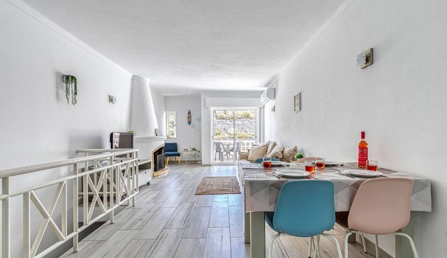 Azula Bright and airy 2 bedroom apartment with pool
