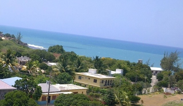 Basic Twin Room Private Ensuite in family run guesthouse BillysBay TreasureBeach