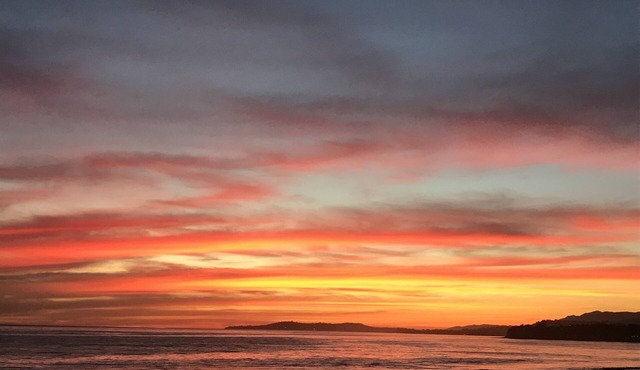 Beach front Sea Loft in Santa Barbara. Weekly discounts. Best beach sunsets!