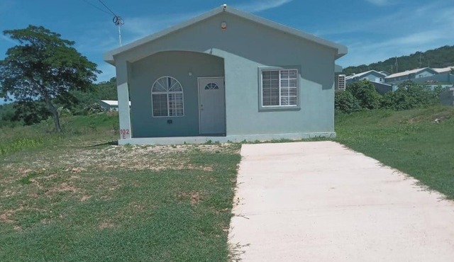 Beach-view 2 Bed Apartment Sleeps 4 - Free parking
