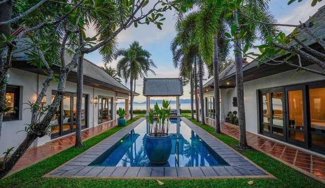BeachFront 5 Bed in Boutique Resort! (M4)