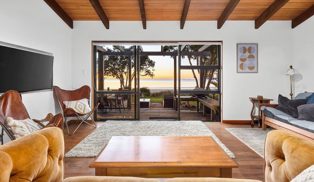 Beachfront Bliss, Parapara. Stunning beachfront home. Family and pet friendly.