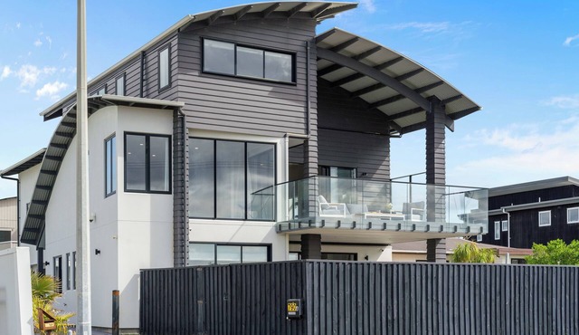 Beachfront Paradise - Papamoa Beach Holiday Home