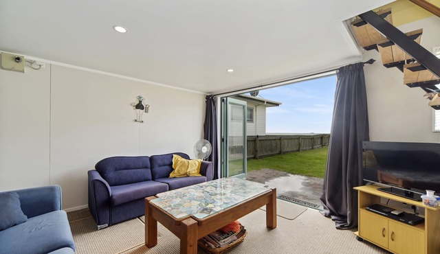 Beachfront Pukehina Apartment