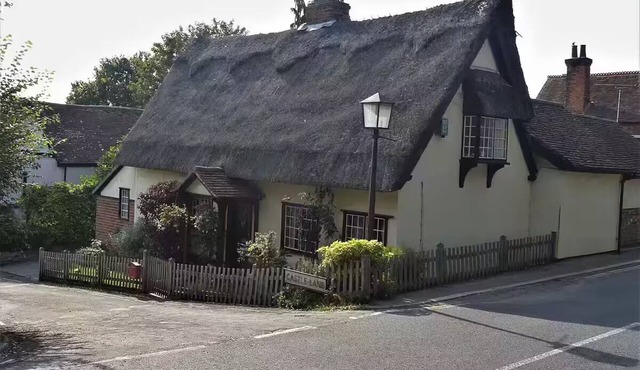 Beautiful Cottage opposite the Castle!