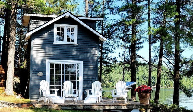 Beautiful Lake Tiny House with Amazing Views and Private Dock in Muskoka, Canada