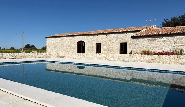 Beautiful private villa with WIFI, A/C, private pool, TV, patio, pets allowed and panoramic view