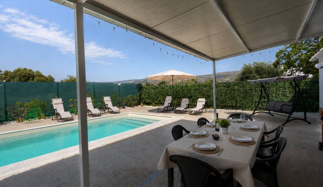 Beautiful private villa for 6 people with private pool, WIFI, A/C, patio and pets allowed