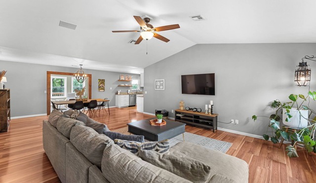 Beaver Lake Getaway-15 min from downtown Rogers with HOT TUB!