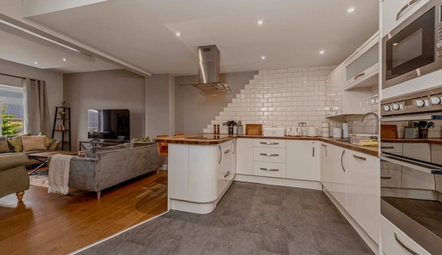 Blackberry House - High Spec Luxury Home with Panoramic Views and Outdoor Dining