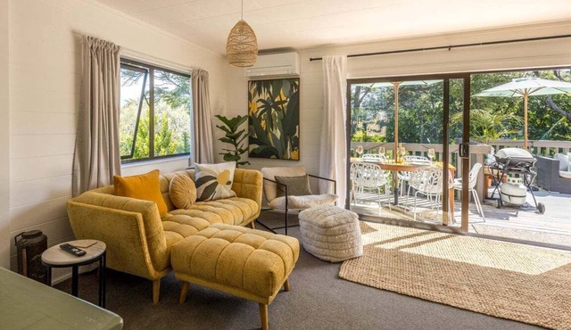 Blissful on Bay by Waiheke Pure - Newly renovated, beautifully decorated, sun drenched, walk to beach